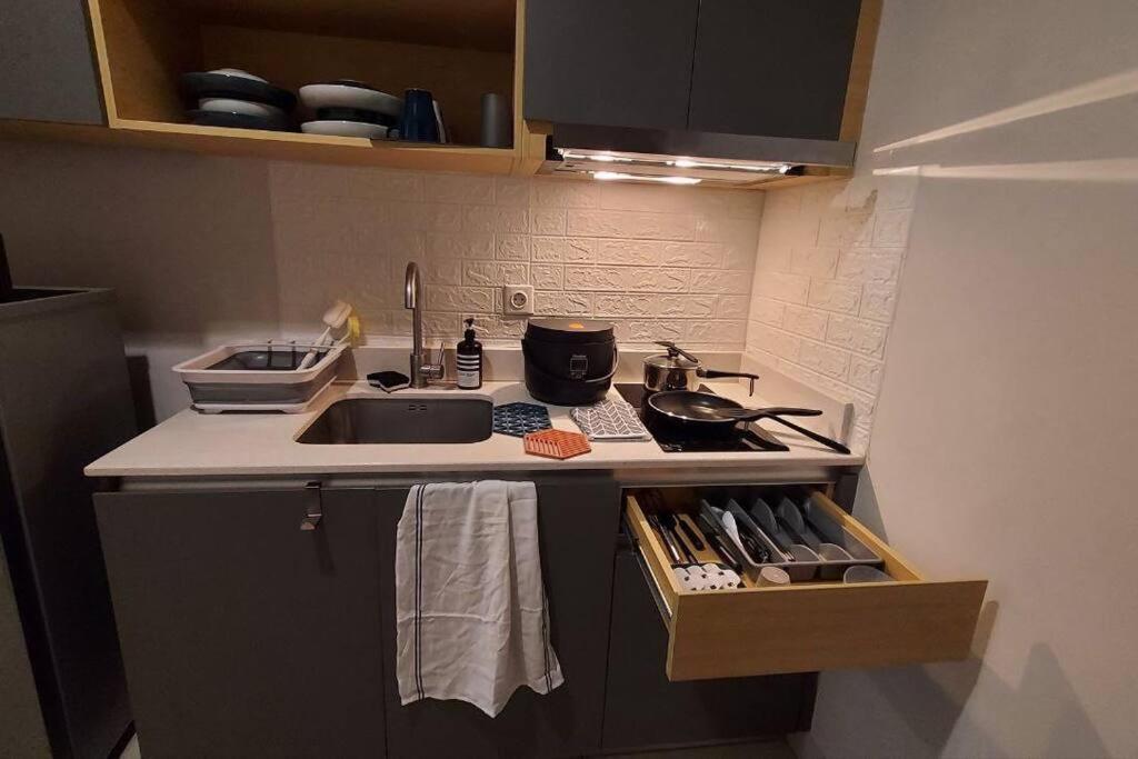 2 Bed Room Apartment In West Джакарта Экстерьер фото